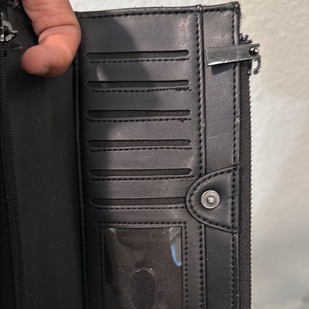 Black Aligator skin Textured Wallet with Zipper - Picture 7 of 8